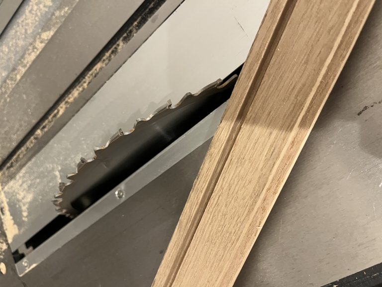 Werkstatt: Feinschliff am Holzrahmen